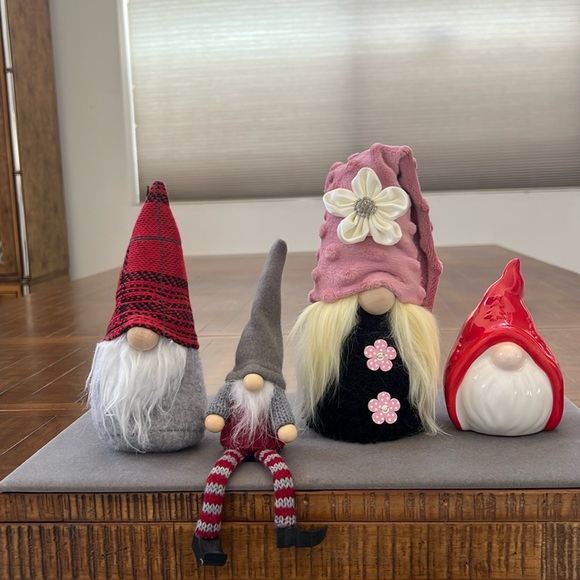 THE KNOMES FAMILY-THEY BRING GOOD LUCK AND GOOD CHEER TO EVERYONE THEY MEET. - Picture 3 of 5